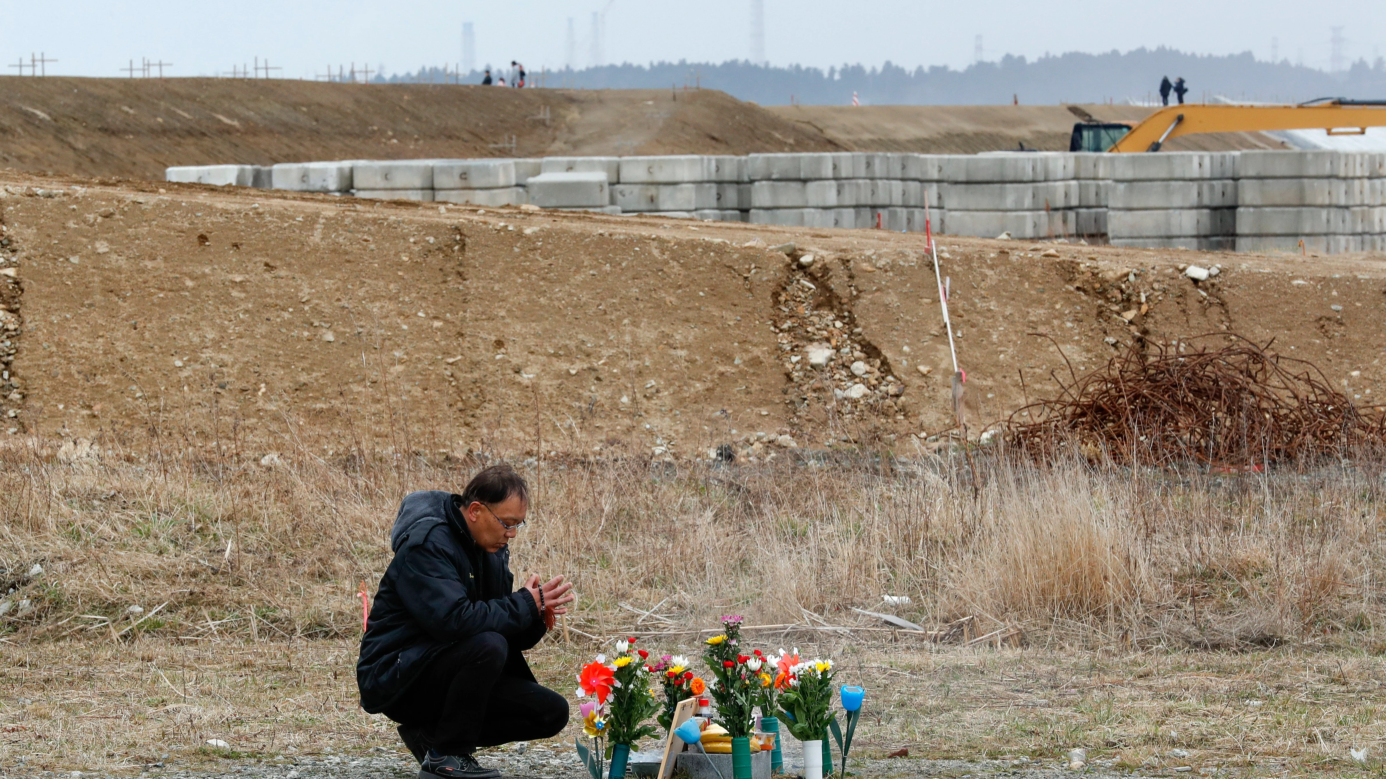 Un hombre recuerda a las víctimas del tsunami