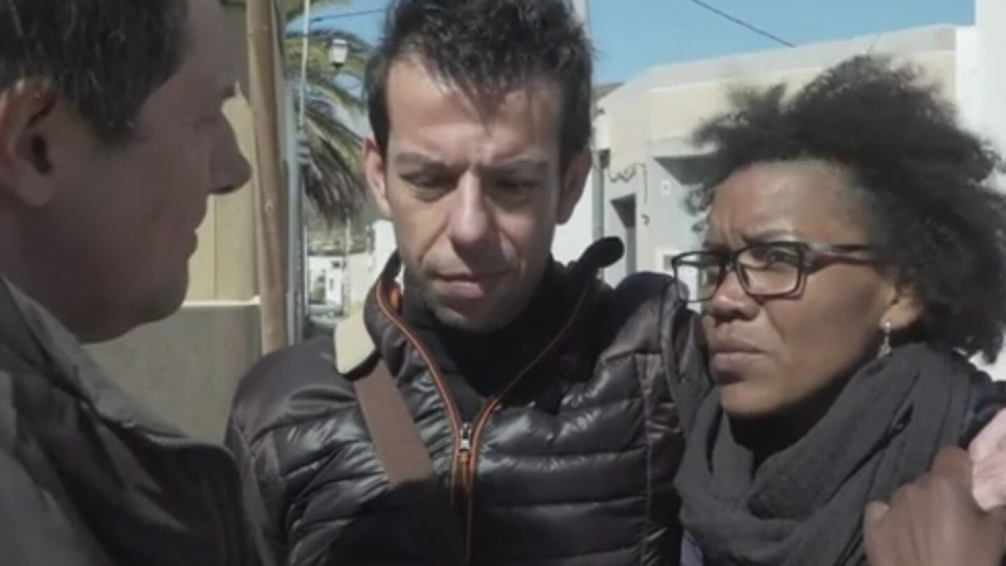 Momento de la entrevista al padre de Gabriel y su pareja un d&iacute;a antes de aparecer el cad&aacute;ver