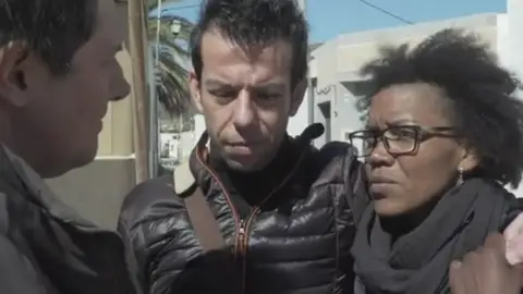 Momento de la entrevista al padre de Gabriel y su pareja un día antes de aparecer el cadáver Momento de la entrevista al padre de Gabriel y su pareja un día antes de aparecer el cadáver