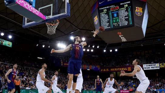 Ante Tomic captura un rebote ante el Real Madrid Ante Tomic captura un rebote ante el Real Madrid
