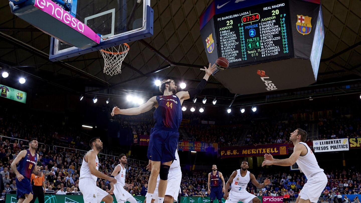 Ante Tomic captura un rebote ante el Real Madrid