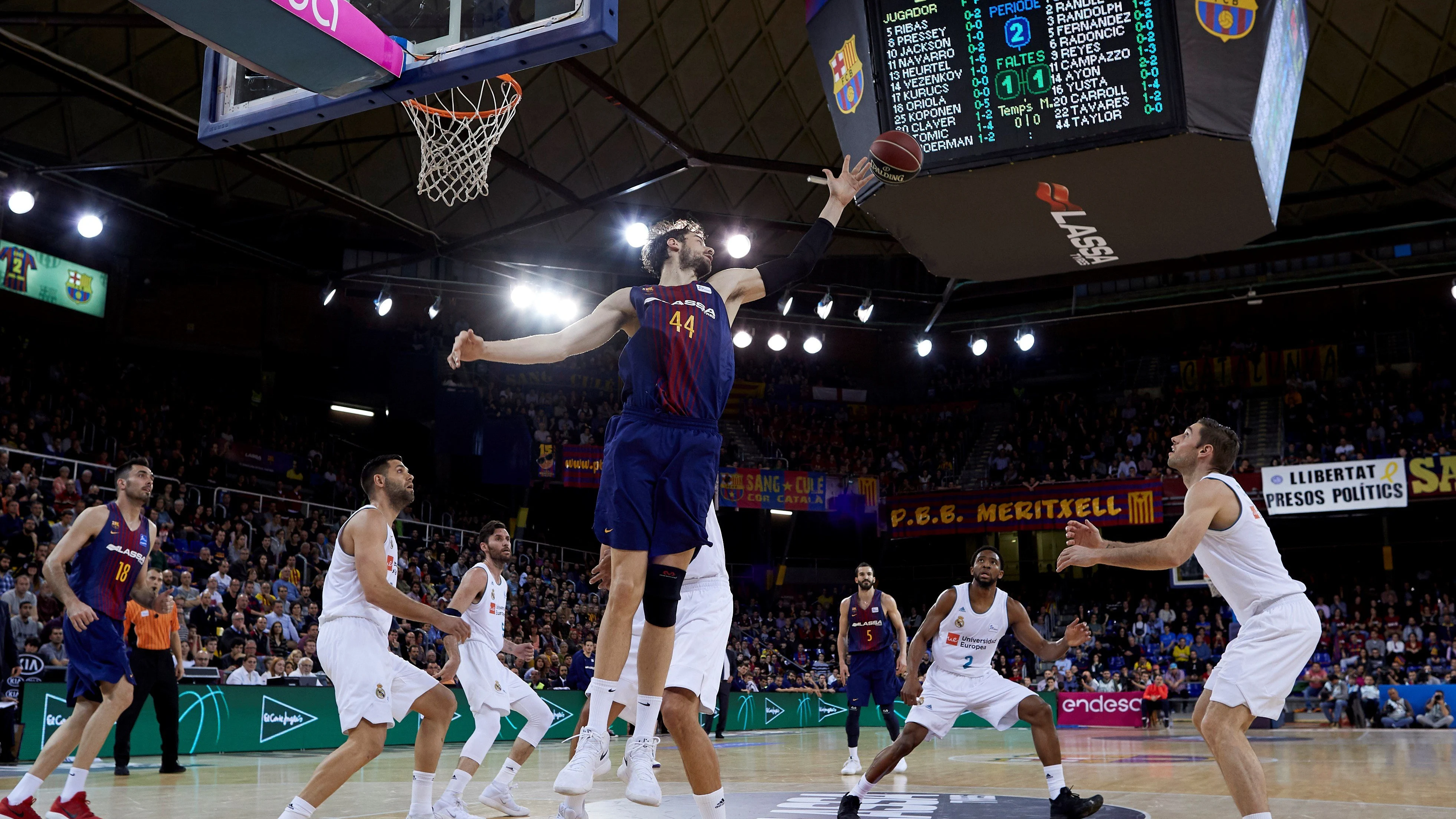 Ante Tomic captura un rebote ante el Real Madrid