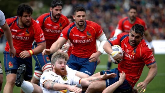 Jes&uacute;s Moreno, Gautier Gibouin y Anibal Bonan disputan un bal&oacute;n ante Alemania