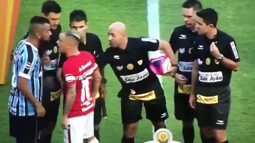 Dos jugadores se encaran....¡En el saludo inicial! Dos jugadores se encaran....¡En el saludo inicial!