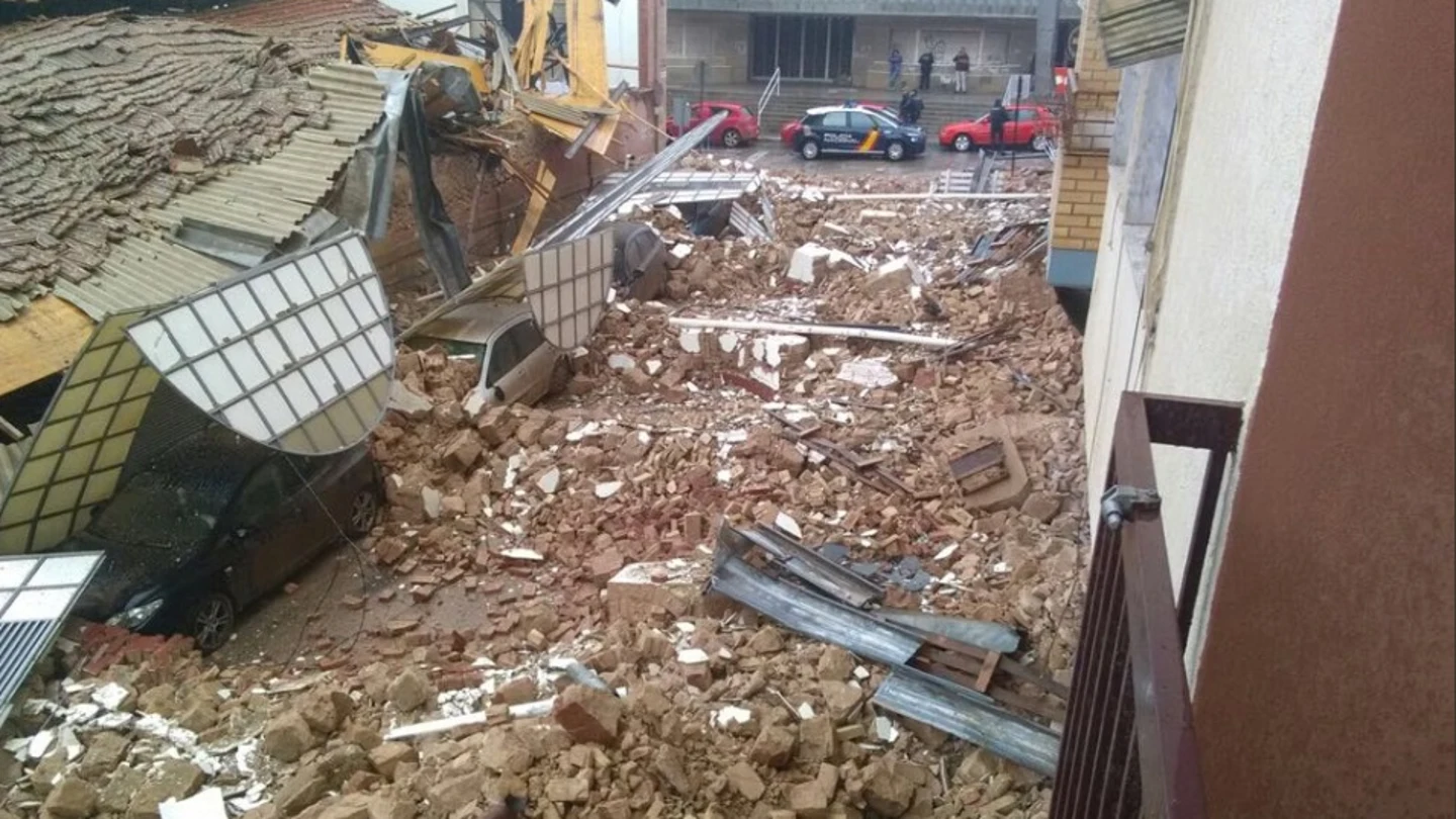 Los escombros del tejado del mercado de abastos en Linares, Jaén Los escombros del tejado del mercado de abastos en Linares, Jaén