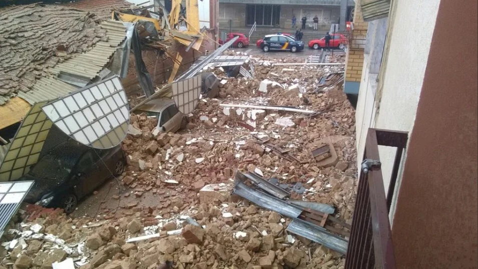 Los escombros del tejado del mercado de abastos en Linares, Jaén