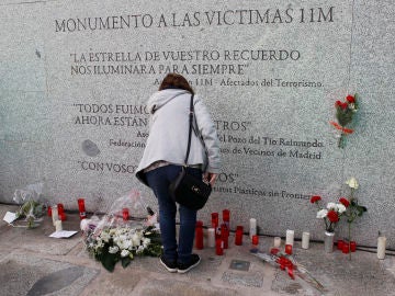 Flores y velas junto al monumento a las víctimas de los atentados del 11M, con motivo del decimocuarto aniversario de la masacre Flores y velas junto al monumento a las víctimas de los atentados del 11M, con motivo del decimocuarto aniversario de la masacre
