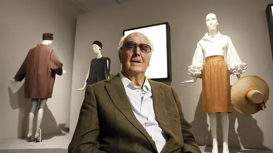El diseñador francés Hubert de Givenchy El diseñador francés Hubert de Givenchy