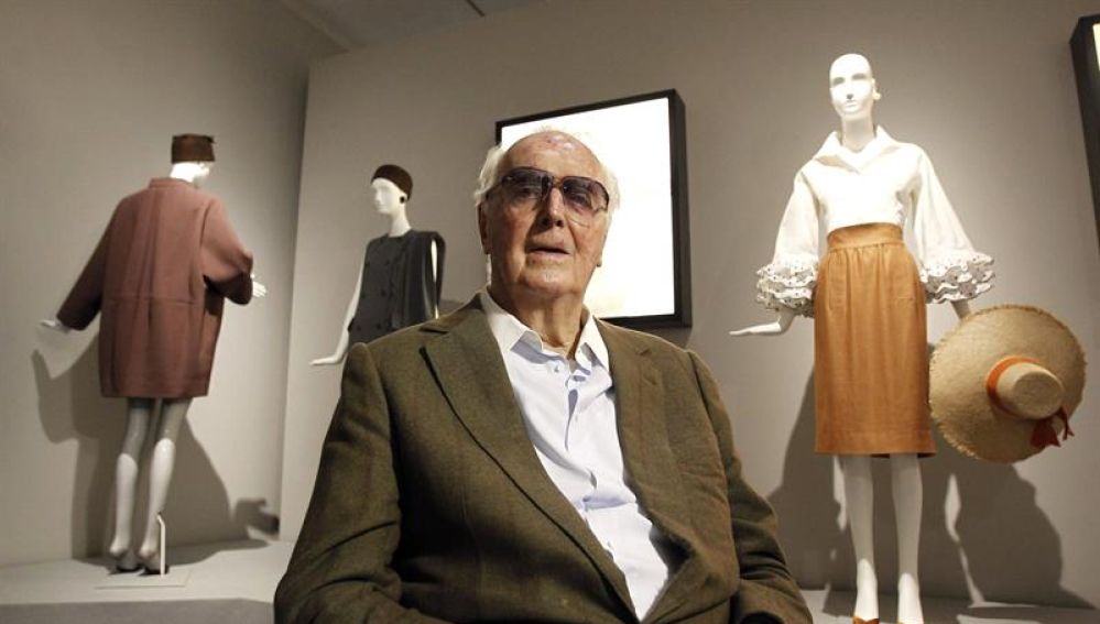 Muere a los 91 años el diseñador Givenchy, creador de la blusa Bettina o el  vestido saco