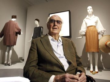 El diseñador francés Hubert de Givenchy El diseñador francés Hubert de Givenchy