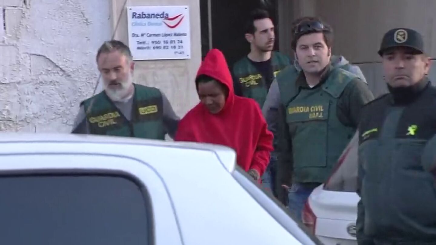 Tensi&oacute;n a la salida de Ana Julia de su domicilio despu&eacute;s de que varias personas intentaran increparla