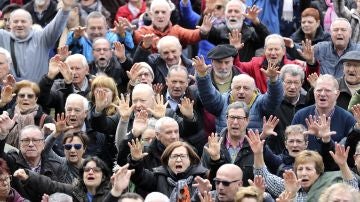 Pensionistas durante la concentración en Bilbao de la plataforma de asociaciones de jubilados, viudas y pensionistas de Bizkaia