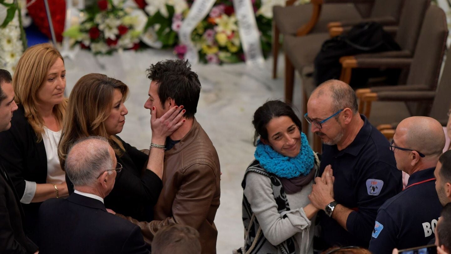 Los padres, arropados en la capilla ardiente del peque&ntilde;o Gabriel