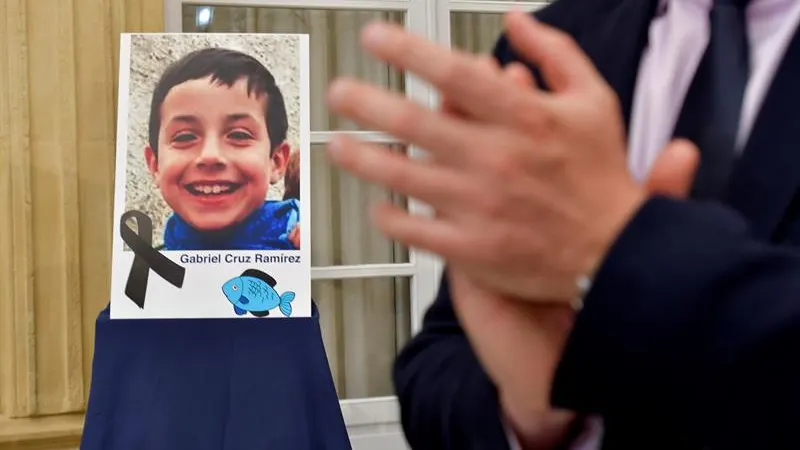 Retrato del niño Gabriel Cruz colocado en el patio de la Diputación de Almería