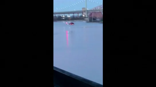 El helicóptero, instantes antes de estrellarse El helicóptero, instantes antes de estrellarse