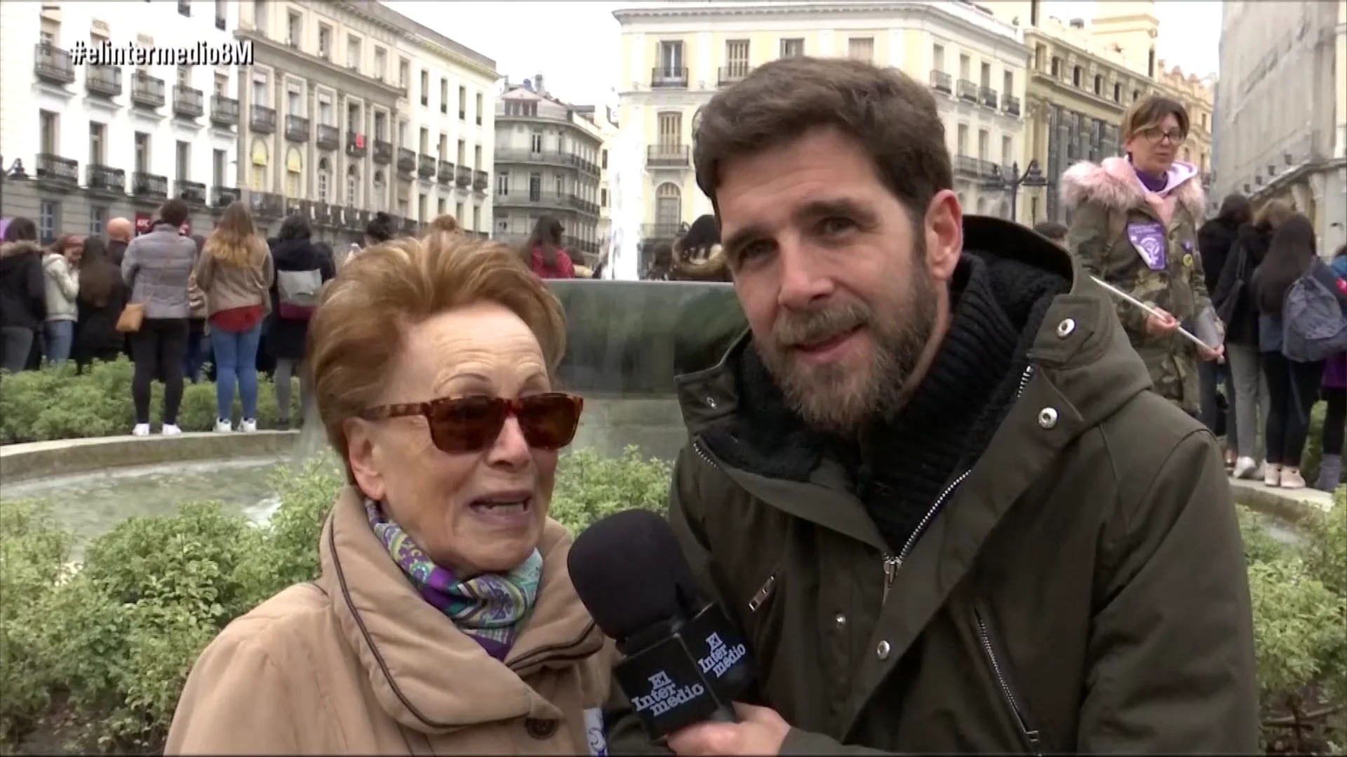 Gonzo, con una mujer en la huelga feminista del 8M