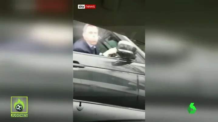 Polémica en Inglaterra tras la reacción de Jamie Carragher: "Ha escupido a mi hija Polémica en Inglaterra tras la reacción de Jamie Carragher: "Ha escupido a mi hija