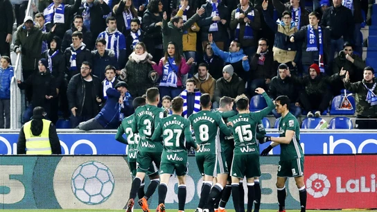 Los jugadores del Betis celebran uno de los goles contra el Alavés Los jugadores del Betis celebran uno de los goles contra el Alavés