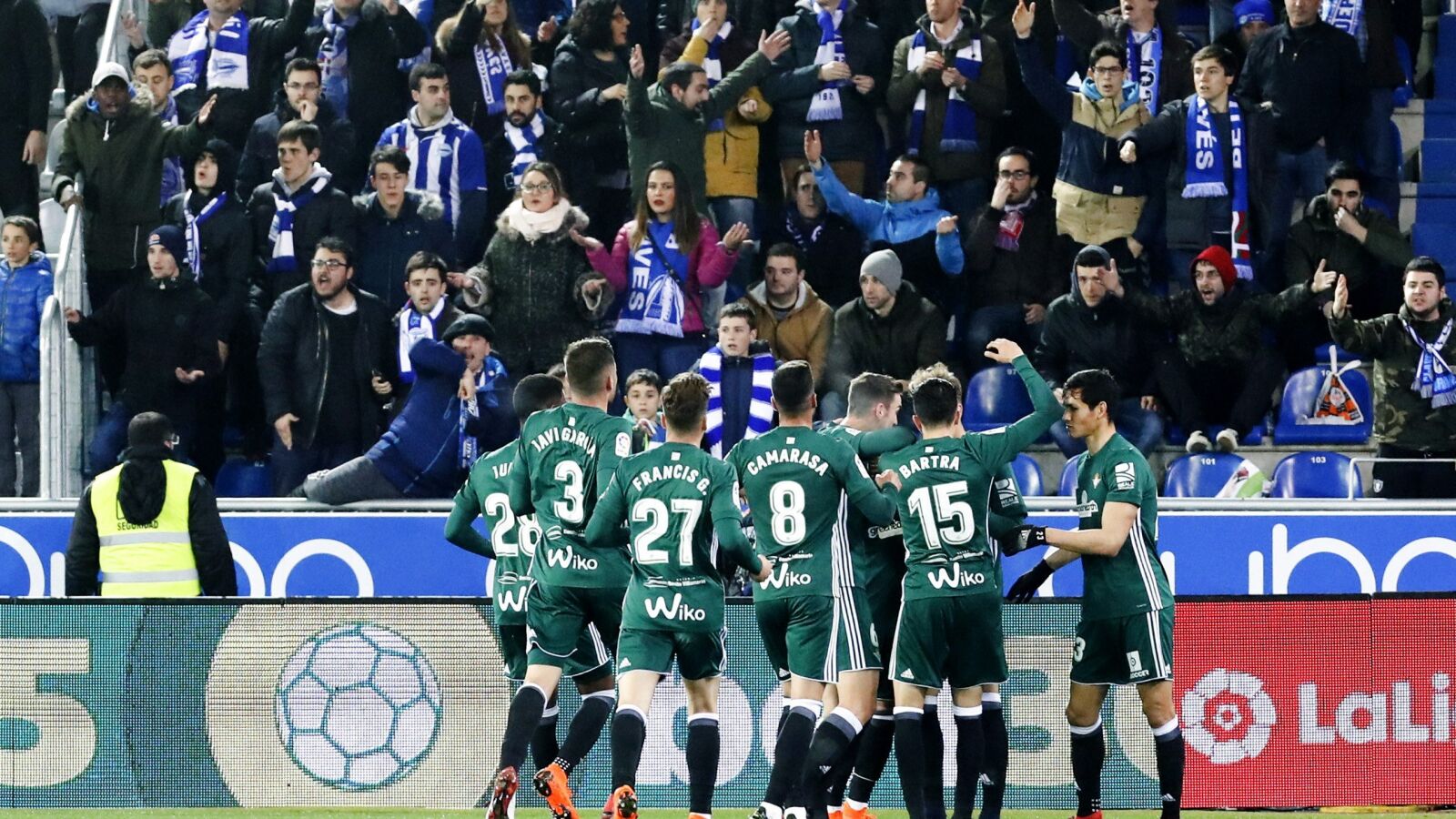 Los jugadores del Betis celebran uno de los goles contra el Alav&eacute;s