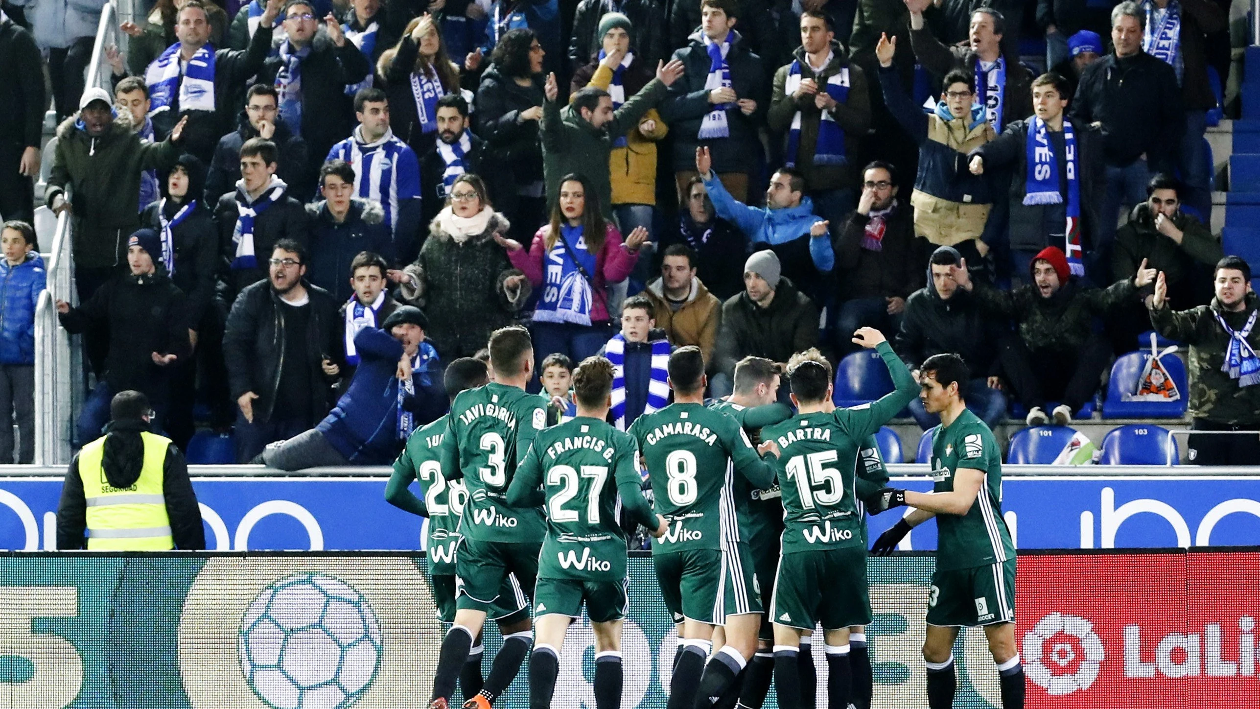 Los jugadores del Betis celebran uno de los goles contra el Alavés