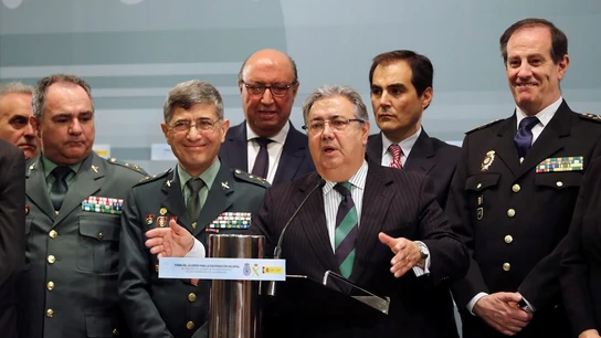 Zoido firma con policía y guardias civiles el acuerdo de equiparación salarial Zoido firma con policía y guardias civiles el acuerdo de equiparación salarial