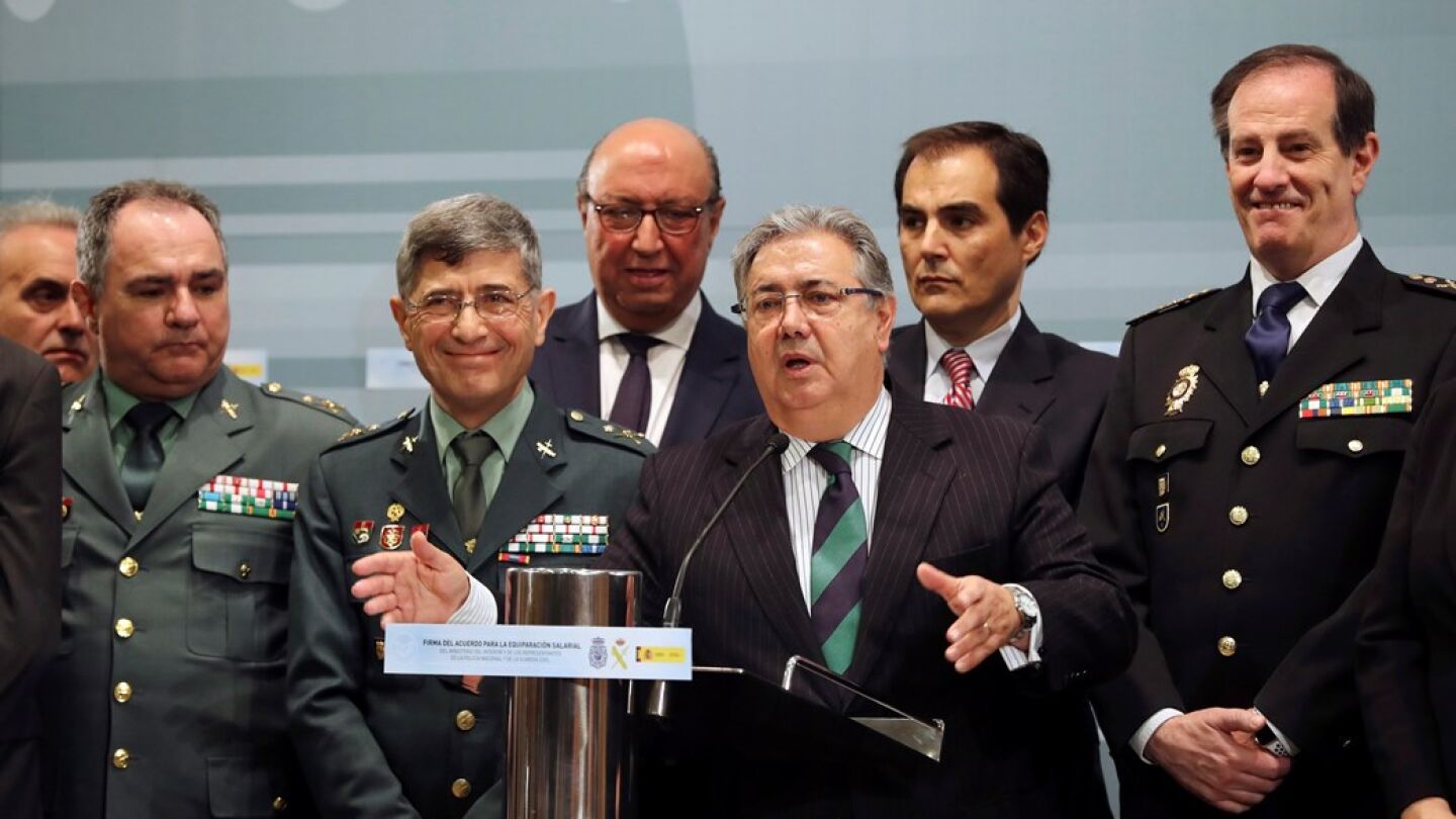 Zoido firma con polic&iacute;a y guardias civiles el acuerdo de equiparaci&oacute;n salarial
