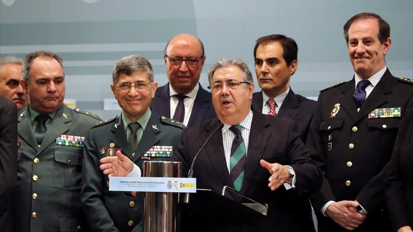 Zoido firma con policía y guardias civiles el acuerdo de equiparación salarial Zoido firma con policía y guardias civiles el acuerdo de equiparación salarial