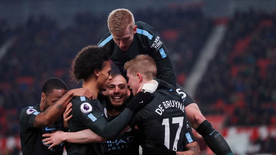 Silva celebra uno de sus goles ante el Stoke con sus compañeros Silva celebra uno de sus goles ante el Stoke con sus compañeros