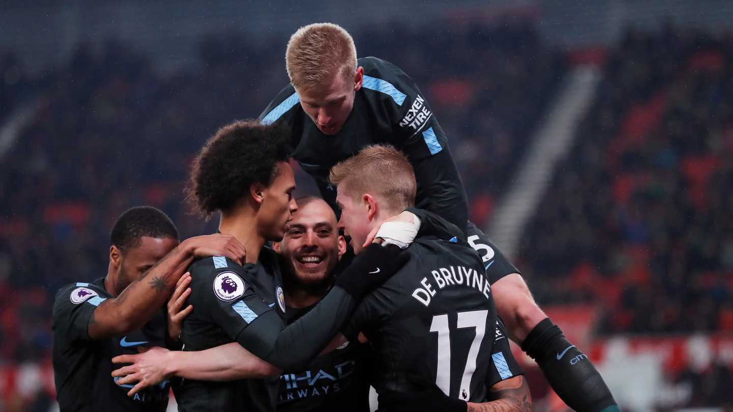 Silva celebra uno de sus goles ante el Stoke con sus compañeros Silva celebra uno de sus goles ante el Stoke con sus compañeros