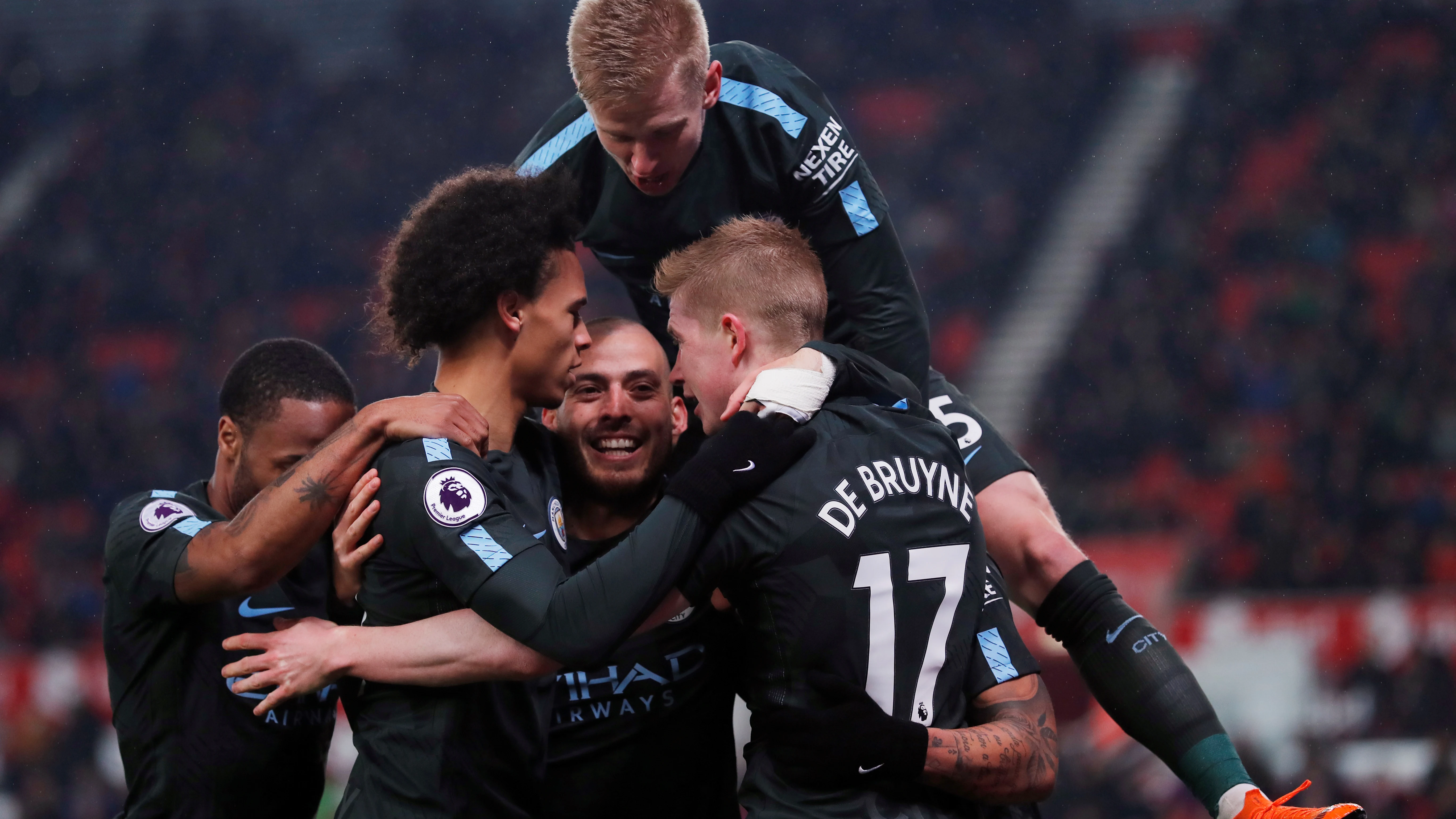 Silva celebra uno de sus goles ante el Stoke con sus compañeros