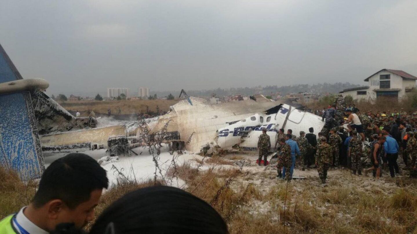 Restos del avi&oacute;n que se ha estrellado en el aeropuerto de Katmand&uacute;