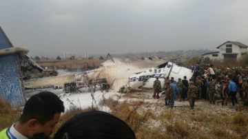 Restos del avión que se ha estrellado en el aeropuerto de Katmandú 