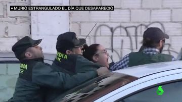 VÍDEO REEMPLAZO | Vecinos de Vícar se abalanzan sobre el coche que transporta a Ana Julia Quezada: "Asesina"