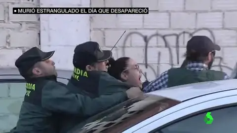 VÍDEO REEMPLAZO | Vecinos de Vícar se abalanzan sobre el coche que transporta a Ana Julia Quezada: "Asesina" VÍDEO REEMPLAZO | Vecinos de Vícar se abalanzan sobre el coche que transporta a Ana Julia Quezada: "Asesina"