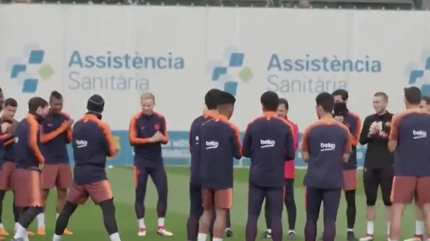 Los jugadores del Barça reciben a Messi con aplausos por el nacimiento de su hijo Ciro
