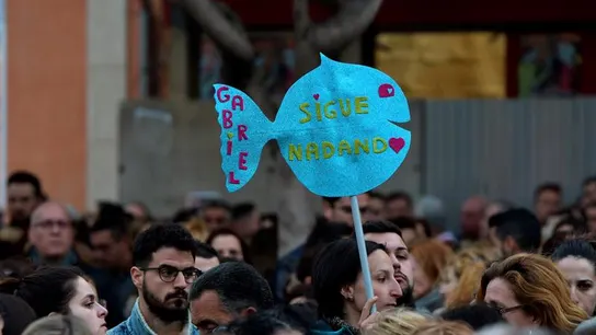 Una mujer con el cártel de un 'Pescaíto' durante la concentración convocada en duelo por la muerte de Gabriel Cruz Una mujer con el cártel de un 'Pescaíto' durante la concentración convocada en duelo por la muerte de Gabriel Cruz