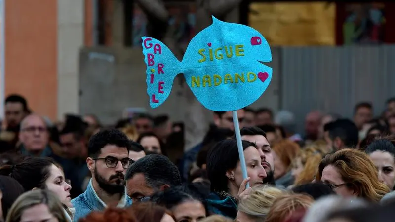 Una mujer con el cártel de un 'Pescaíto' durante la concentración convocada en duelo por la muerte de Gabriel Cruz