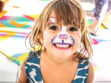 La ilusión de una niña con la cara pintada La ilusión de una niña con la cara pintada