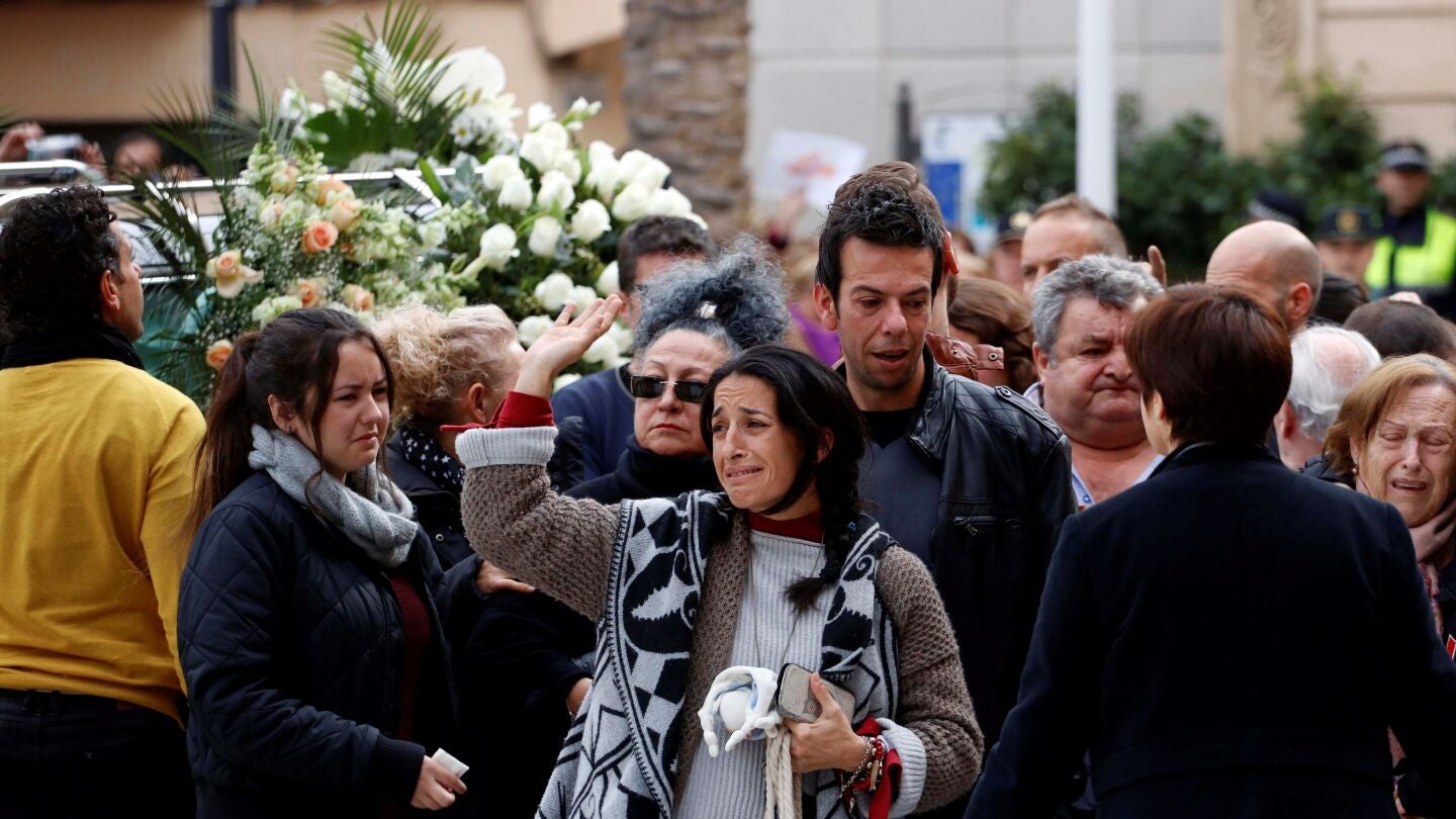 Los padres de Gabriel Cruz acompa&ntilde;an el f&eacute;retro en la Catedral de Almer&iacute;a