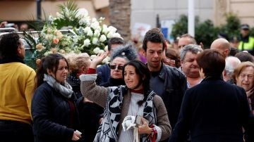 Los padres de Gabriel Cruz acompañan el féretro en la Catedral de Almería