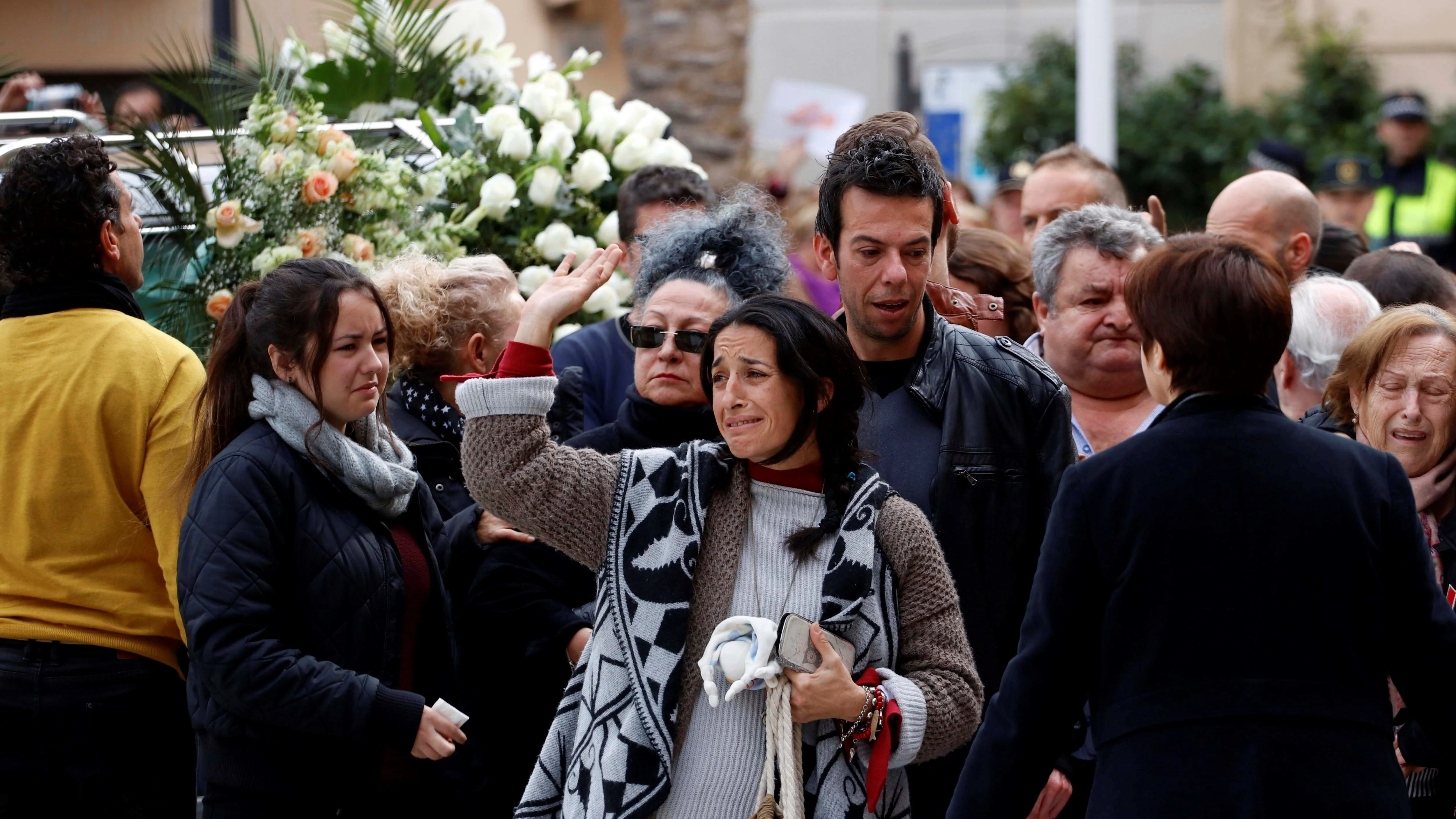 Los padres de Gabriel Cruz acompañan el féretro en la Catedral de Almería