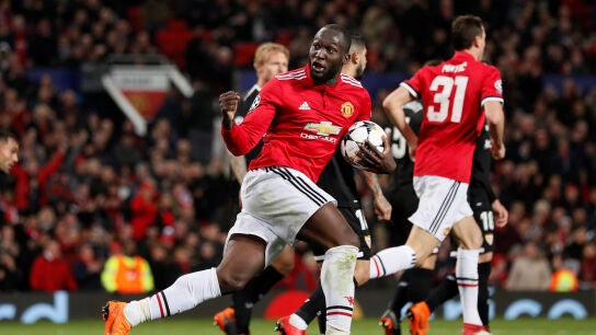 Lukaku celebra con la grada su gol al Sevilla