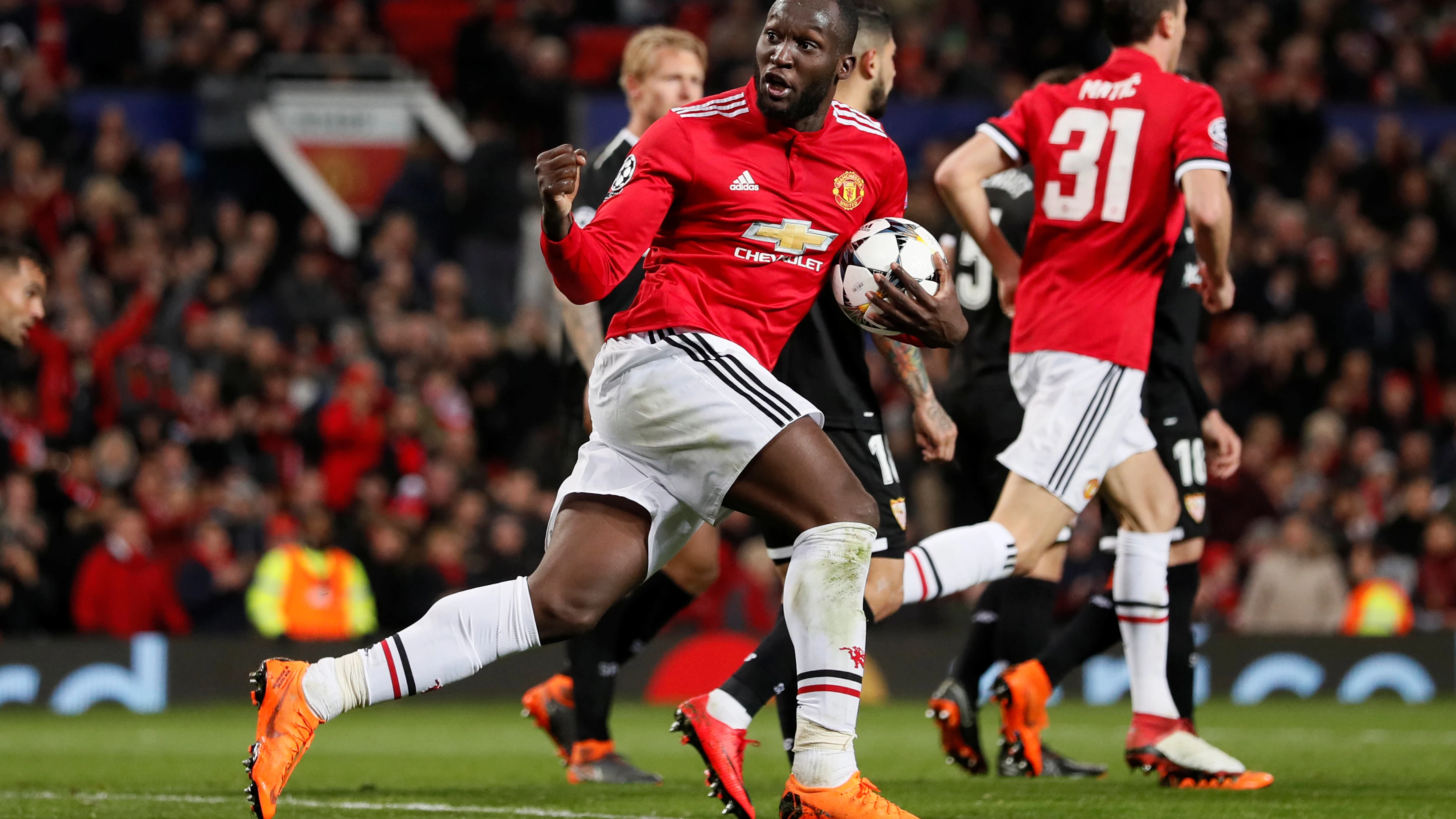 Lukaku celebra con la grada su gol al Sevilla