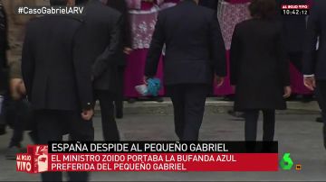 Zoido acude al funeral de Gabriel Cruz con la bufanda azul