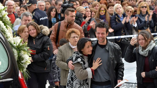 Los padres de Gabriel Cruz acompañan el féretro Los padres de Gabriel Cruz acompañan el féretro