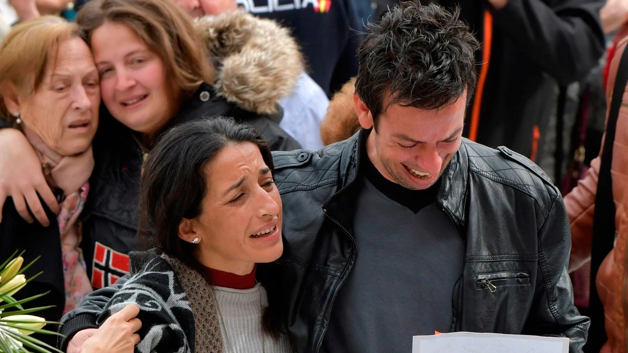 Los padres de Gabriel en el funeral celebrado por su hijo en la catedral de Almería