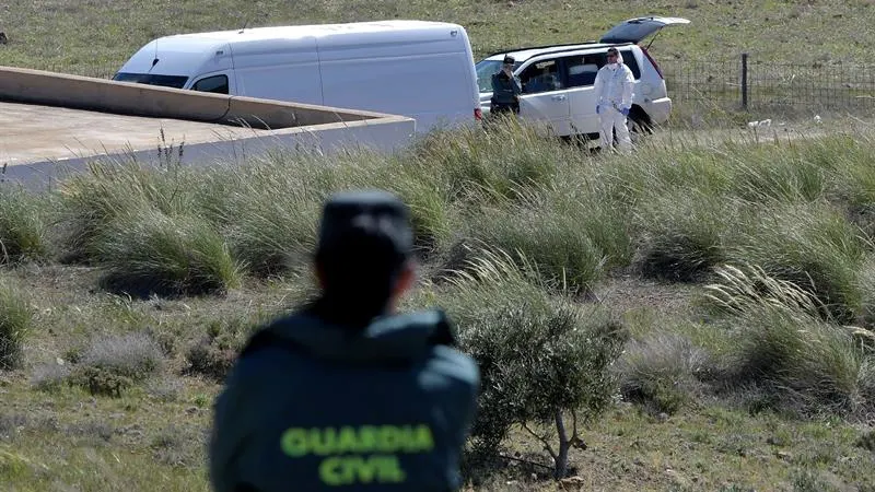 La Guardia Civil y la policía cientifica en la finca de Rodalquilar, en Níjar