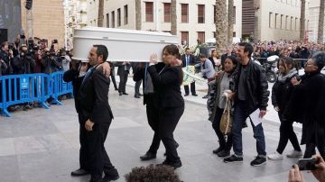 Los padres de Gabriel Cruz acompañan el féretro a la entrada de la Catedral de Almería