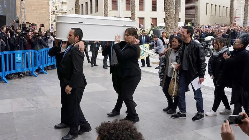 Los padres de Gabriel Cruz acompañan el féretro a la entrada de la Catedral de Almería