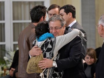 Juan Ignacio Zoido abraza a la madre de Gabriel Juan Ignacio Zoido abraza a la madre de Gabriel